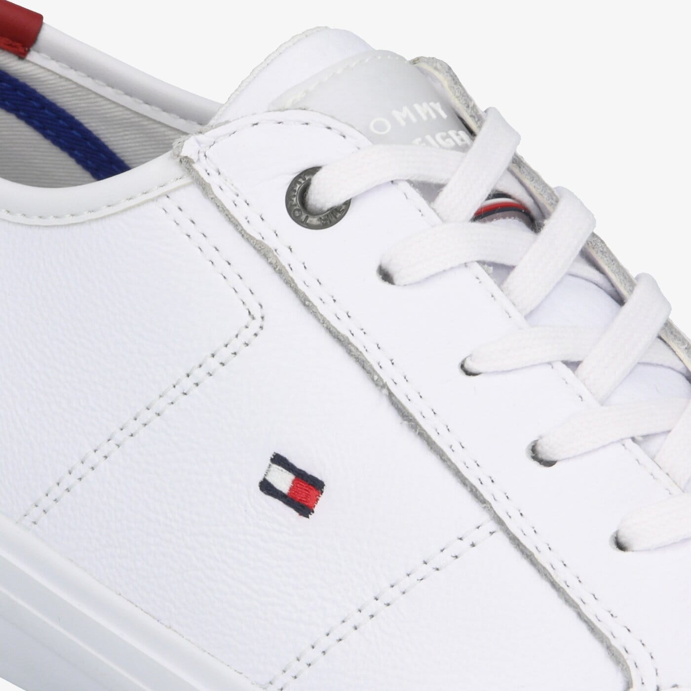 Męskie trampki TOMMY HILFIGER CORE CORPORATE FLAG SNEAKER fm0fm02593ybs kolor biały