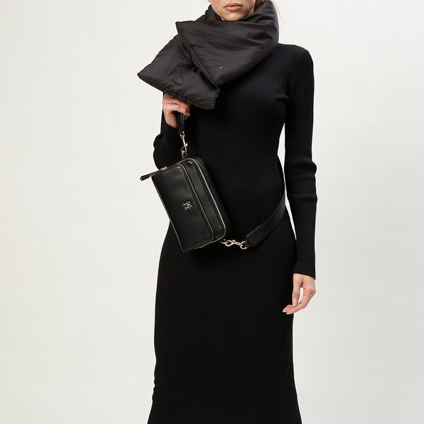 Damska torebka TOMMY HILFIGER TOREBKA ICONIC TOMMY CAMERA BAG SOLID aw0aw15207bds kolor czarny