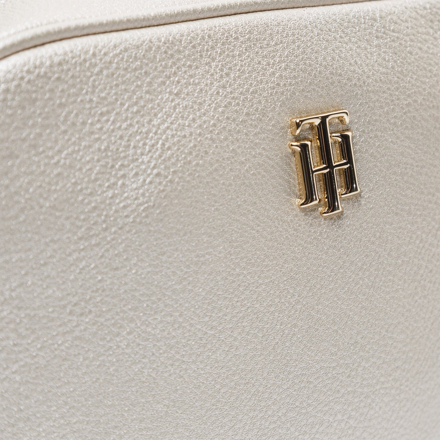 Damska torebka TOMMY HILFIGER TOREBKA CHIC CAMERA BAG METALLIC aw0aw083140k5 kolor srebrny