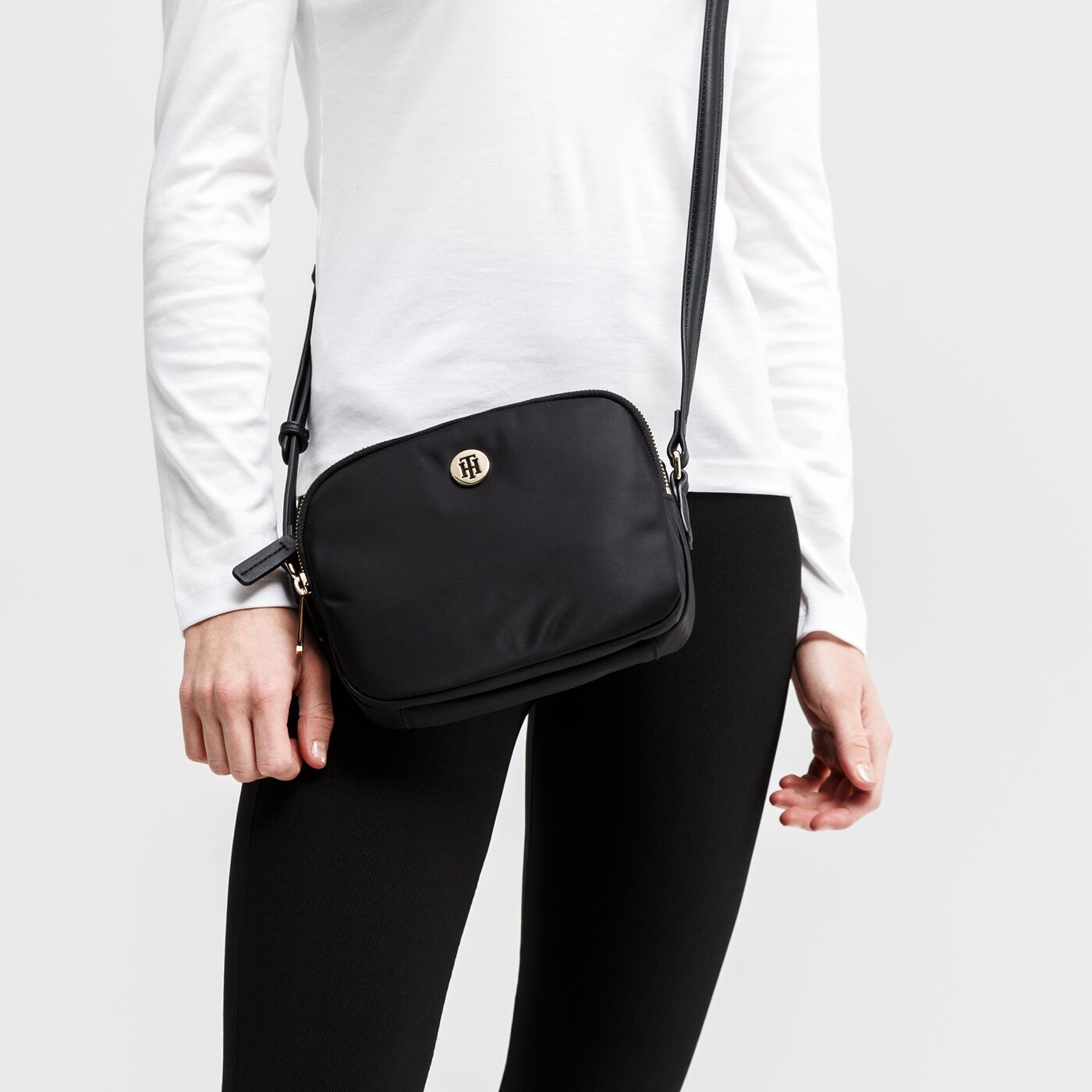 Damska torebka TOMMY HILFIGER TOREBKA POPPY CROSSOVER aw0aw088260gj kolor czarny