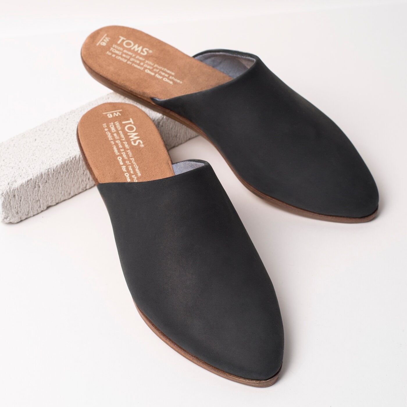 Damskie klapki TOMS LEATHER WOMEN'S JUTTI MULE 10011761 kolor czarny