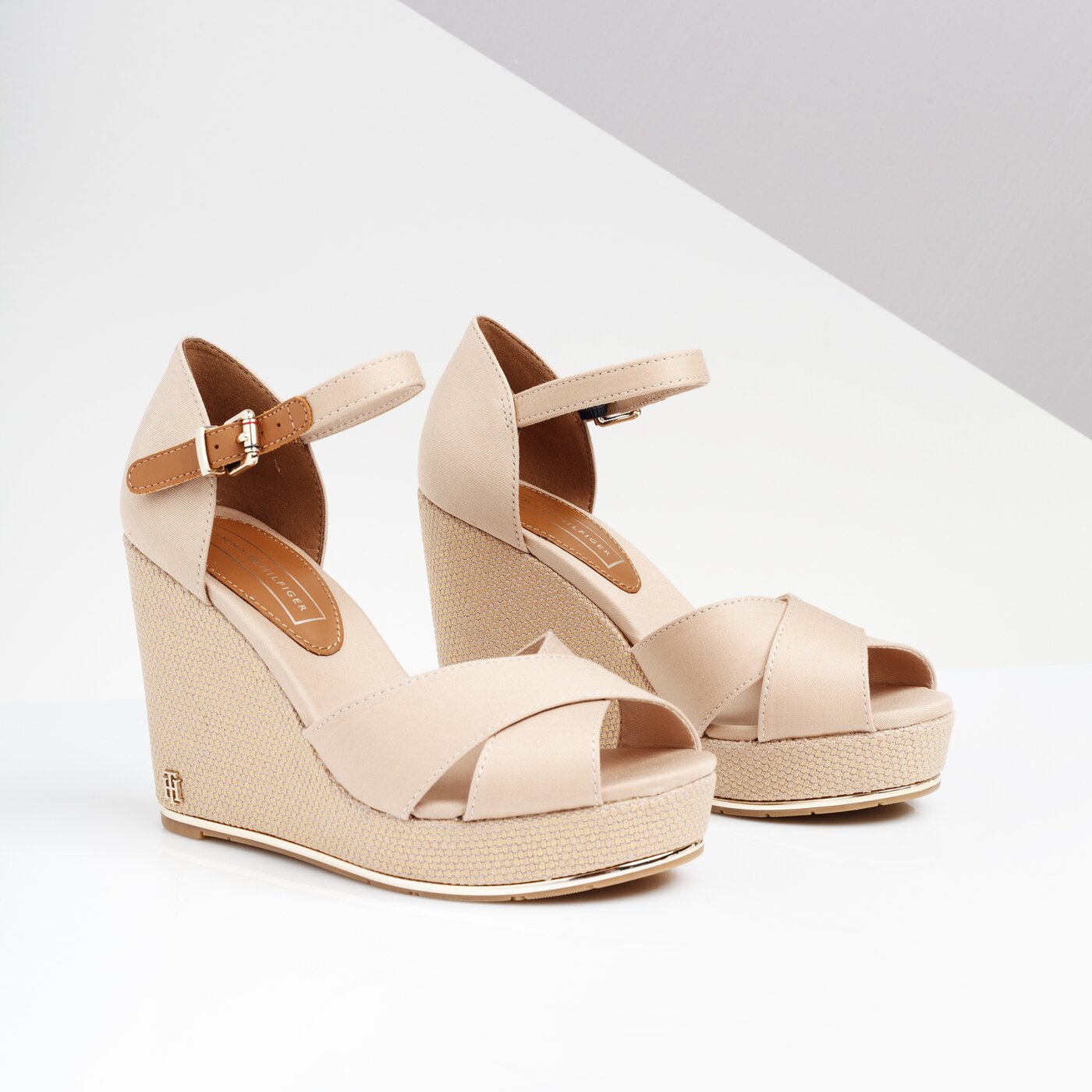 Damskie sandały TOMMY HILFIGER SELENA 2D FEMININE WEDGE SANDAL BASIC fw0fw04078932 kolor beżowy
