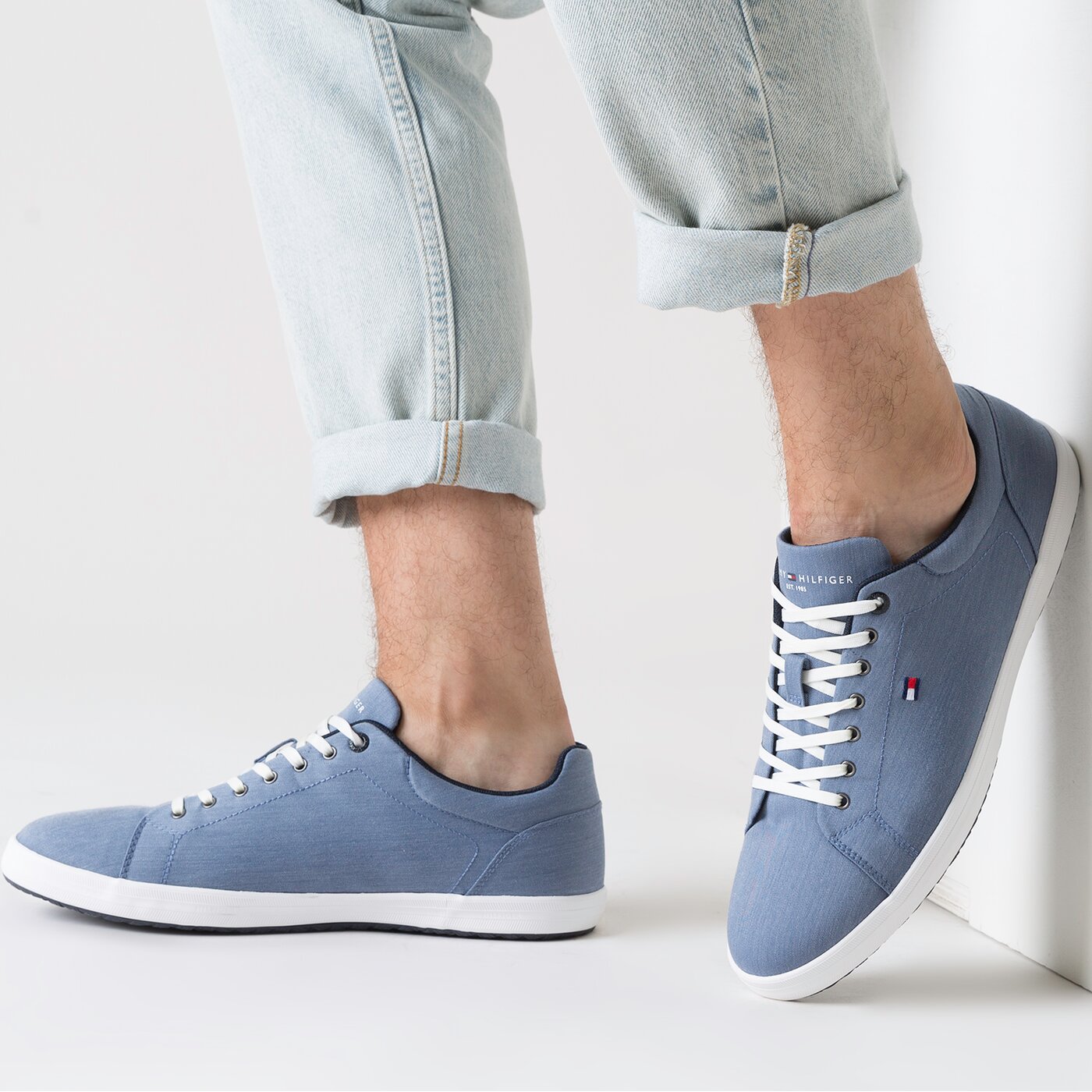 Męskie trampki TOMMY HILFIGER ESSENTIAL CHAMBRAY VULC fm0fm03993c5f kolor niebieski