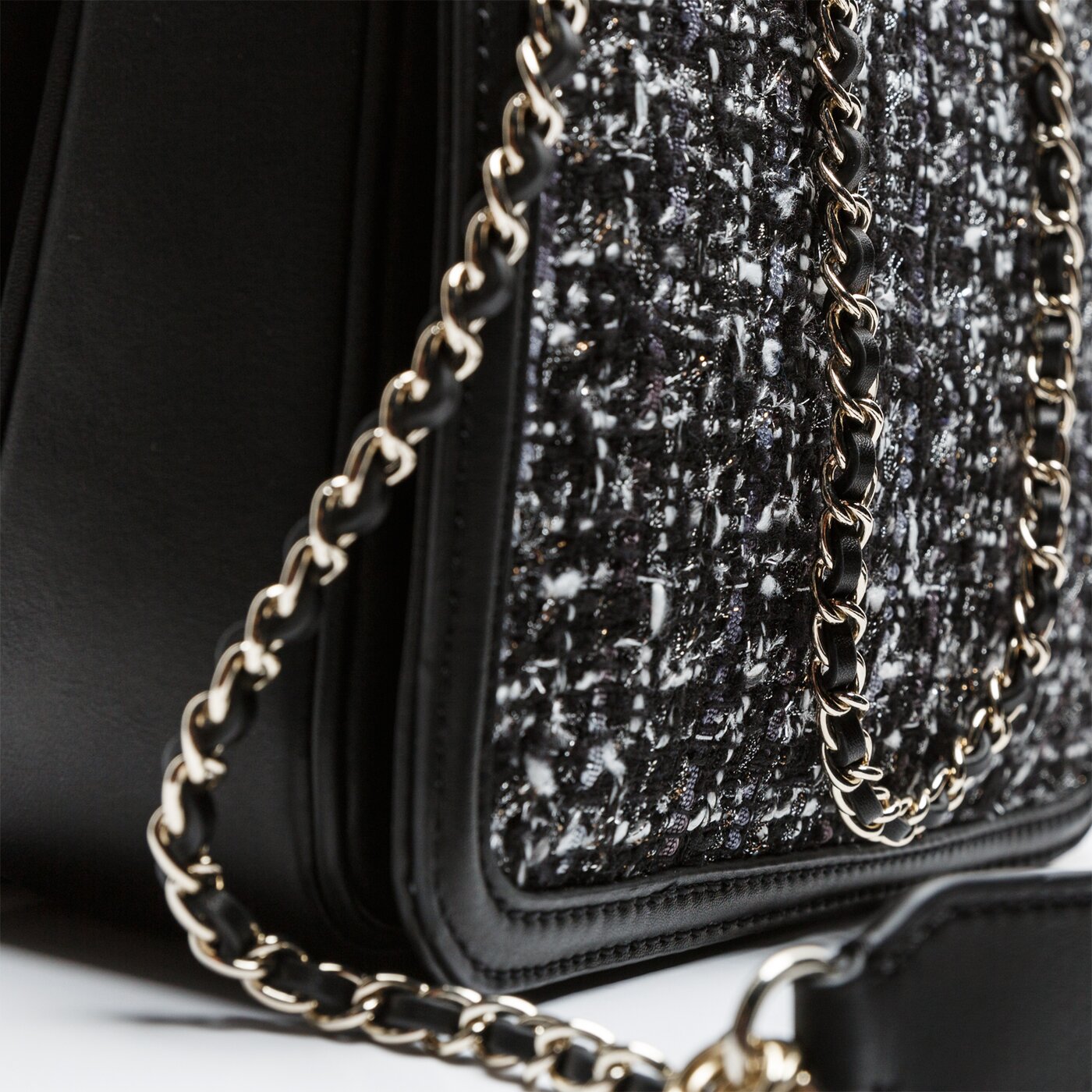 Damska torebka GUESS TOREBKA CHRISSY CNVRTBLE XBODY FLAP hwtw7440210twd kolor czarny