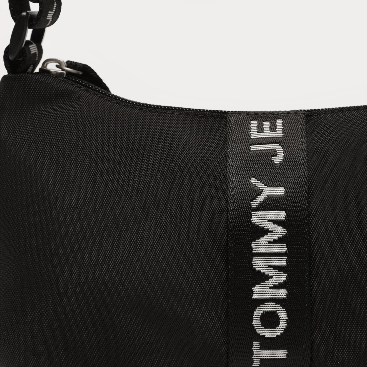 Damska torebka TOMMY HILFIGER TOREBKA TJW ESSENTIALS SHOULDER BAG aw0aw15419bds kolor czarny