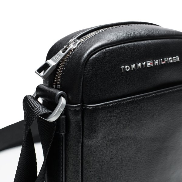 TOMMY HILFIGER TORBA TH CITY M INI REPORT am0am01941002 kolor czarny