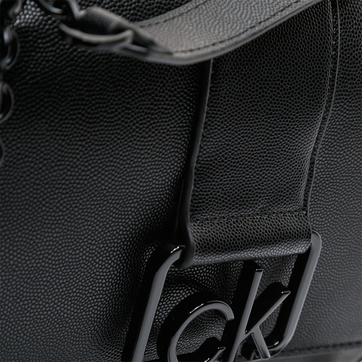 Damska torebka CALVIN KLEIN TOREBKA SIGNATURE CONV CROSSBODY MD k60k606350bax kolor czarny