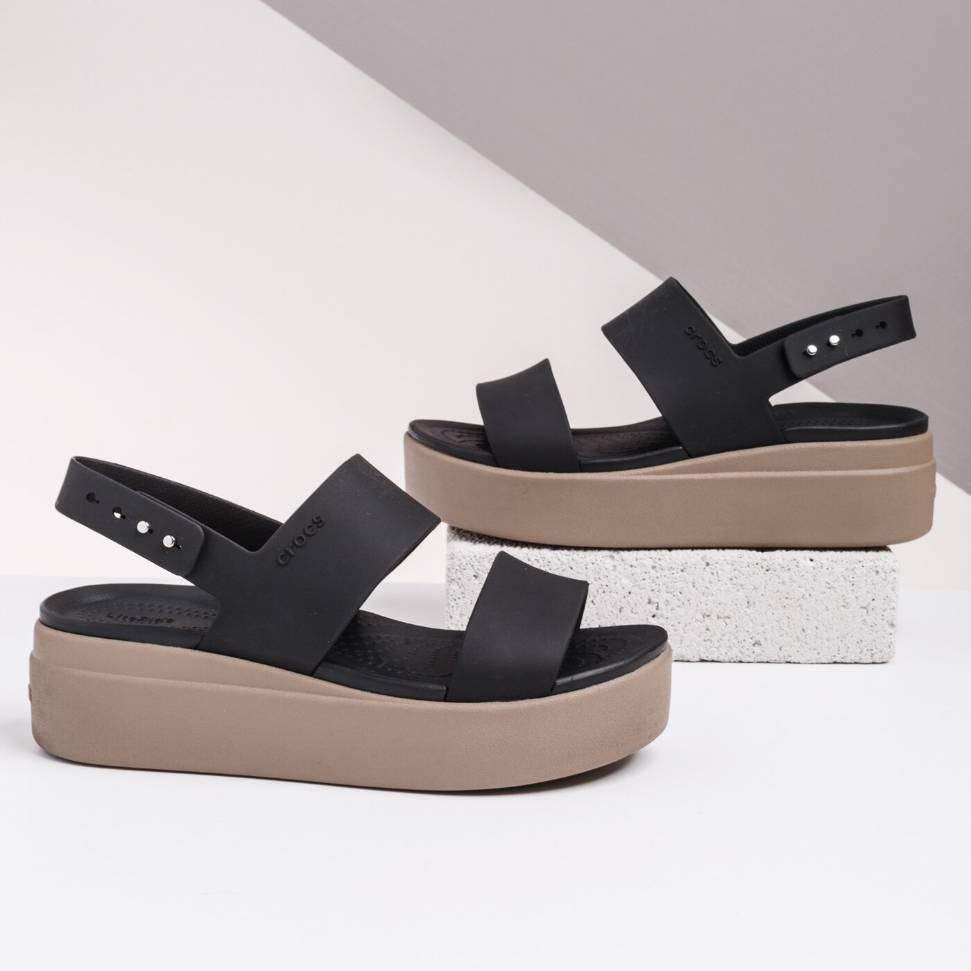 Damskie sandały CROCS BROOKLYN LOW WEDGE 20645307h kolor czarny
