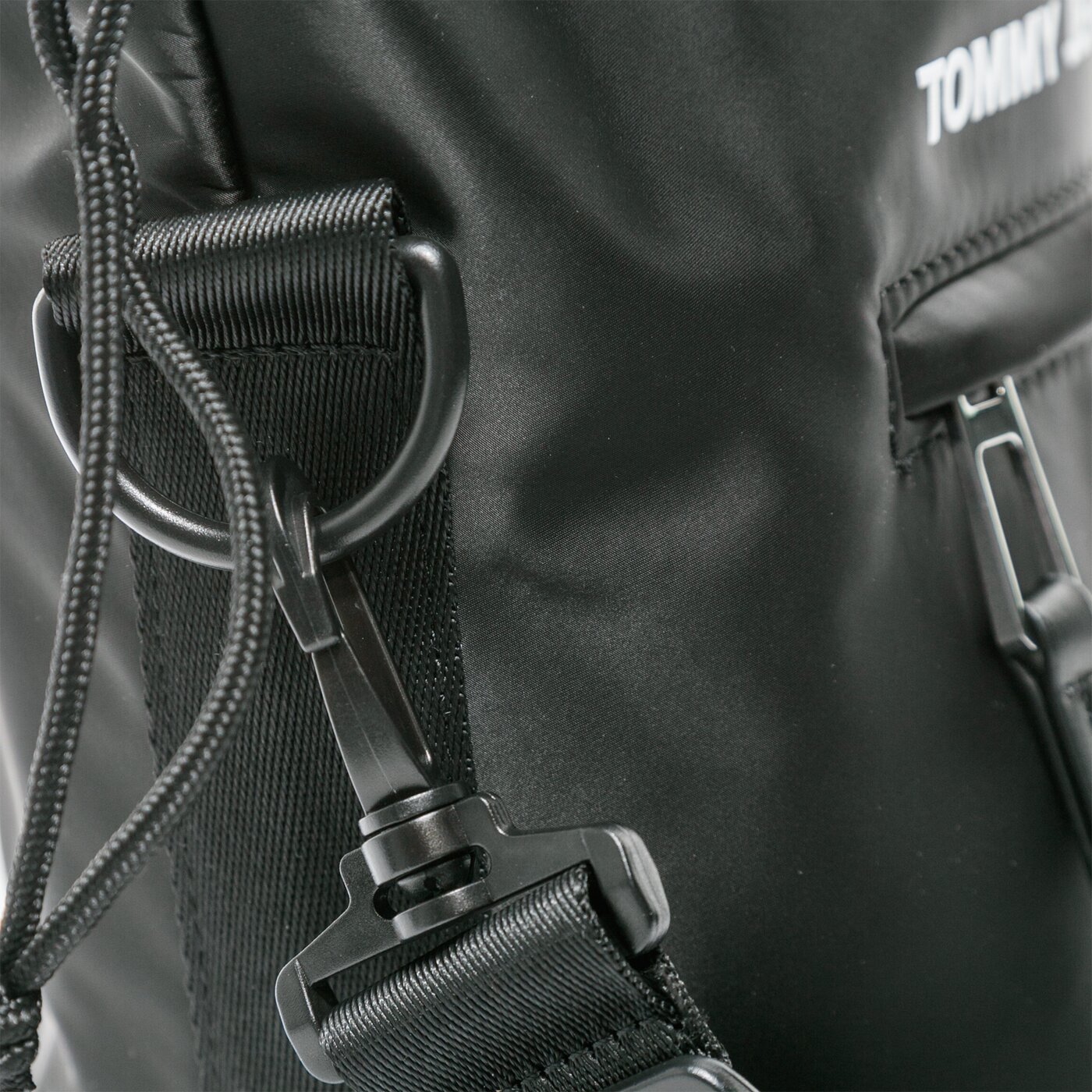 Damska torebka TOMMY HILFIGER TOREBKA TJW NYLON TWIST SM BUCKET BAG aw0aw09092bds kolor czarny