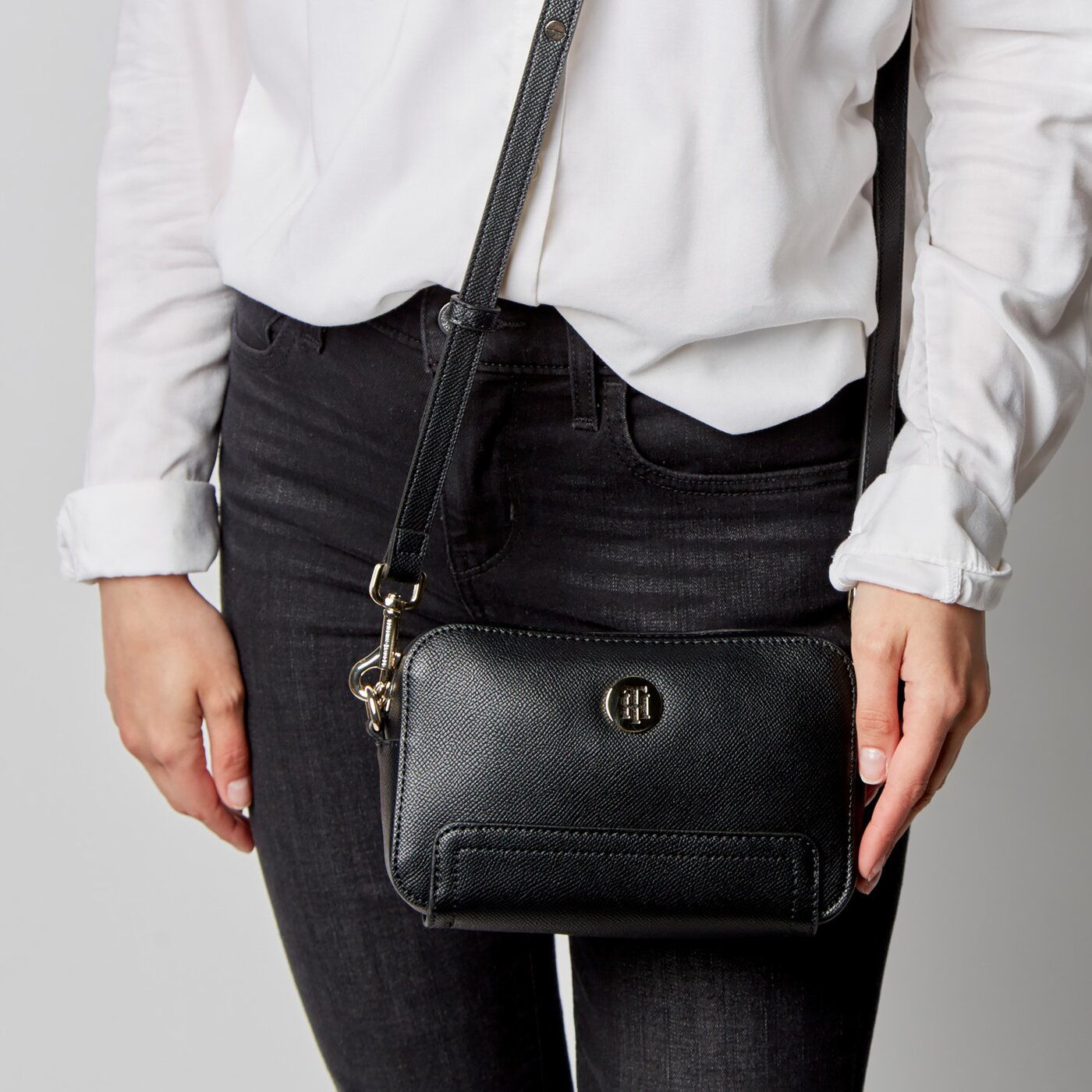 Damska torebka TOMMY HILFIGER TOREBKA HONEY CAMERA BAG aw0aw09666bds kolor czarny