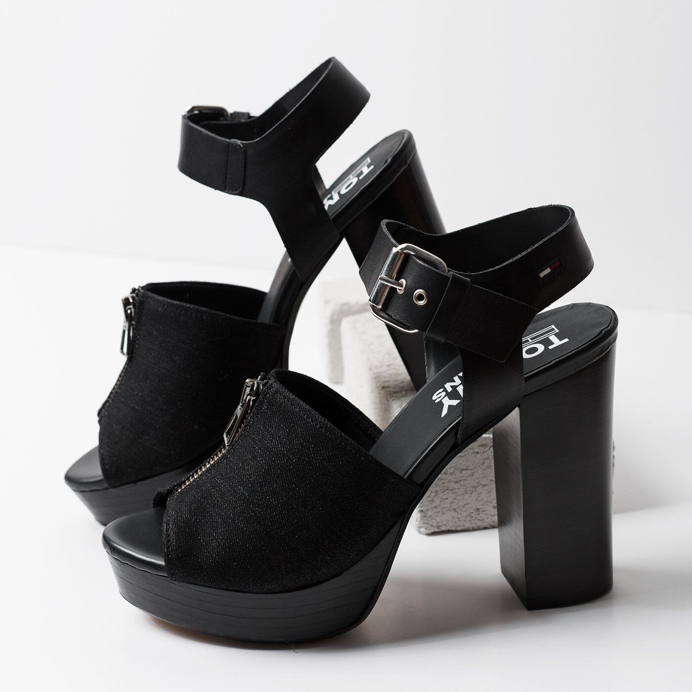 Damskie sandały TOMMY HILFIGER DENIM ZIPPER SANDAL HIGH HEEL en0en00117990 kolor czarny