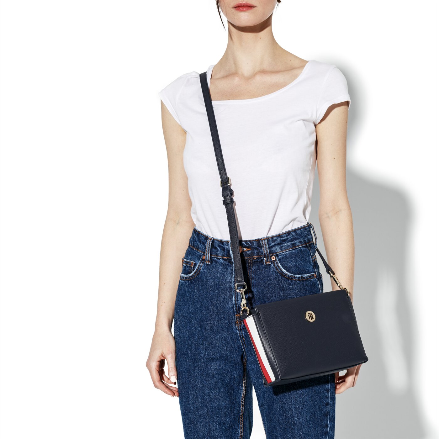 Damska torebka TOMMY HILFIGER TOREBKA EFFORTLESS SAFFIANO XOVER aw0aw06306901 kolor granatowy