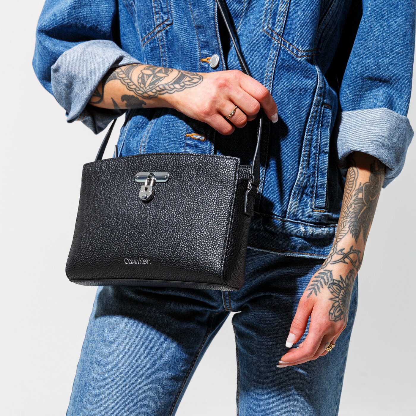 Damska torebka CALVIN KLEIN TOREBKA DRESSED BUSINESS EW CROSSBODY k60k607074bax kolor czarny