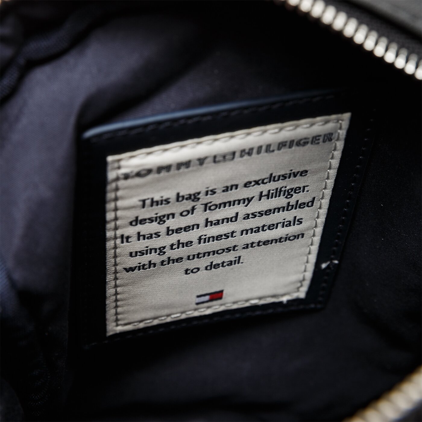 Damska torebka TOMMY HILFIGER TORBA NOVELTY MIX MINI REPORTER am0am04887002 kolor czarny