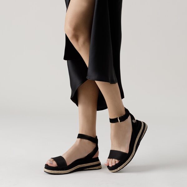 Damskie sandały TOMMY HILFIGER COLORED ROPE LOW WEDGE SANDAL fw0fw06233bds kolor czarny