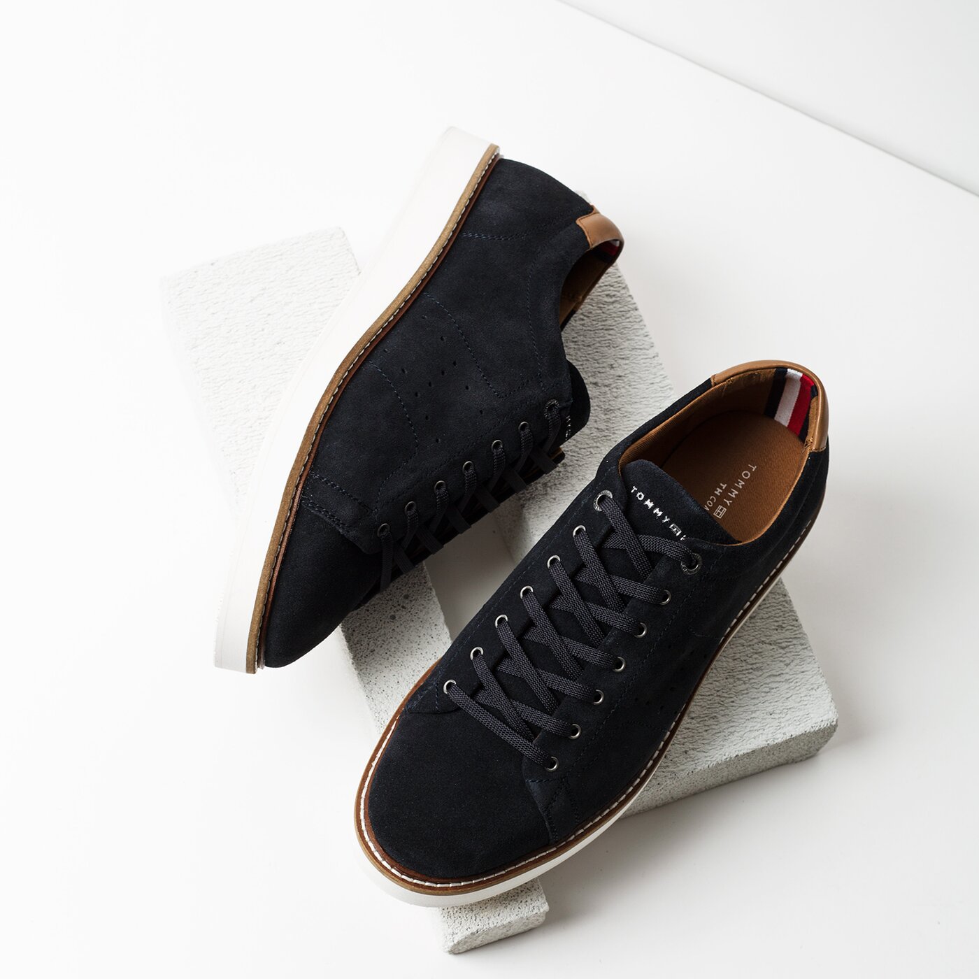 Męskie półbuty TOMMY HILFIGER HYBRID SUEDE LONG LACE SHOE fm0fm01338403 kolor granatowy