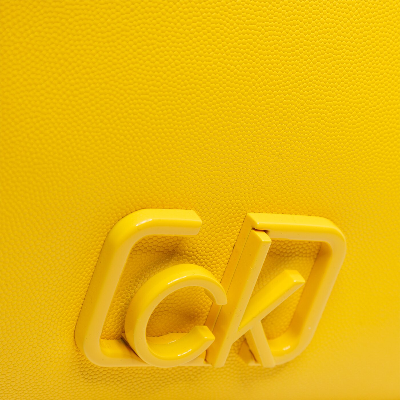 Damska torebka CALVIN KLEIN TOREBKA SIGNATURE EW CROSSBODY k60k606504za2 kolor żółty