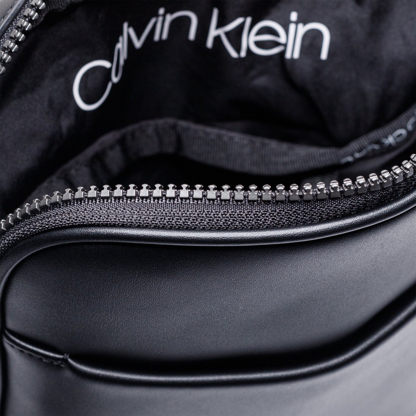 CALVIN KLEIN TORBA CK CENTRAL FLAT CROSSOVER k50k505677bax kolor czarny