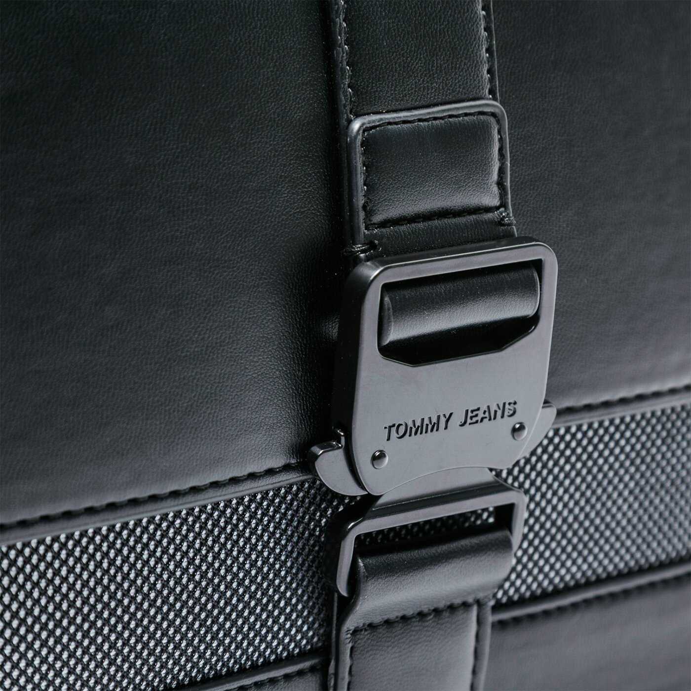 Damska torebka TOMMY HILFIGER TOREBKA TJW ITEM MED CROSSOVER aw0aw08966bds kolor czarny