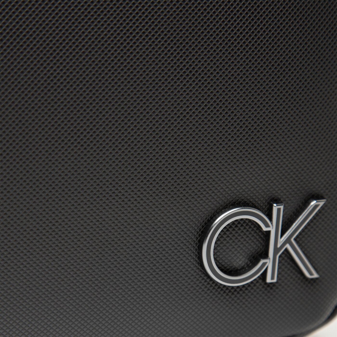 Damska torebka CALVIN KLEIN TOREBKA XBODY W/ZIP JQ STRAP k60k608055bax kolor czarny