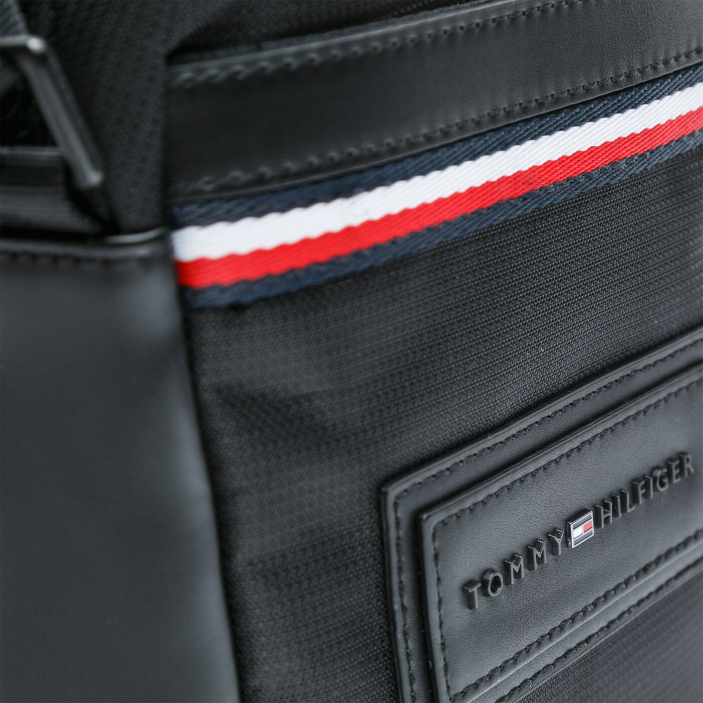 TOMMY HILFIGER TORBA MODERN NYLON MINI CROSSOVER am0am05568bds kolor czarny