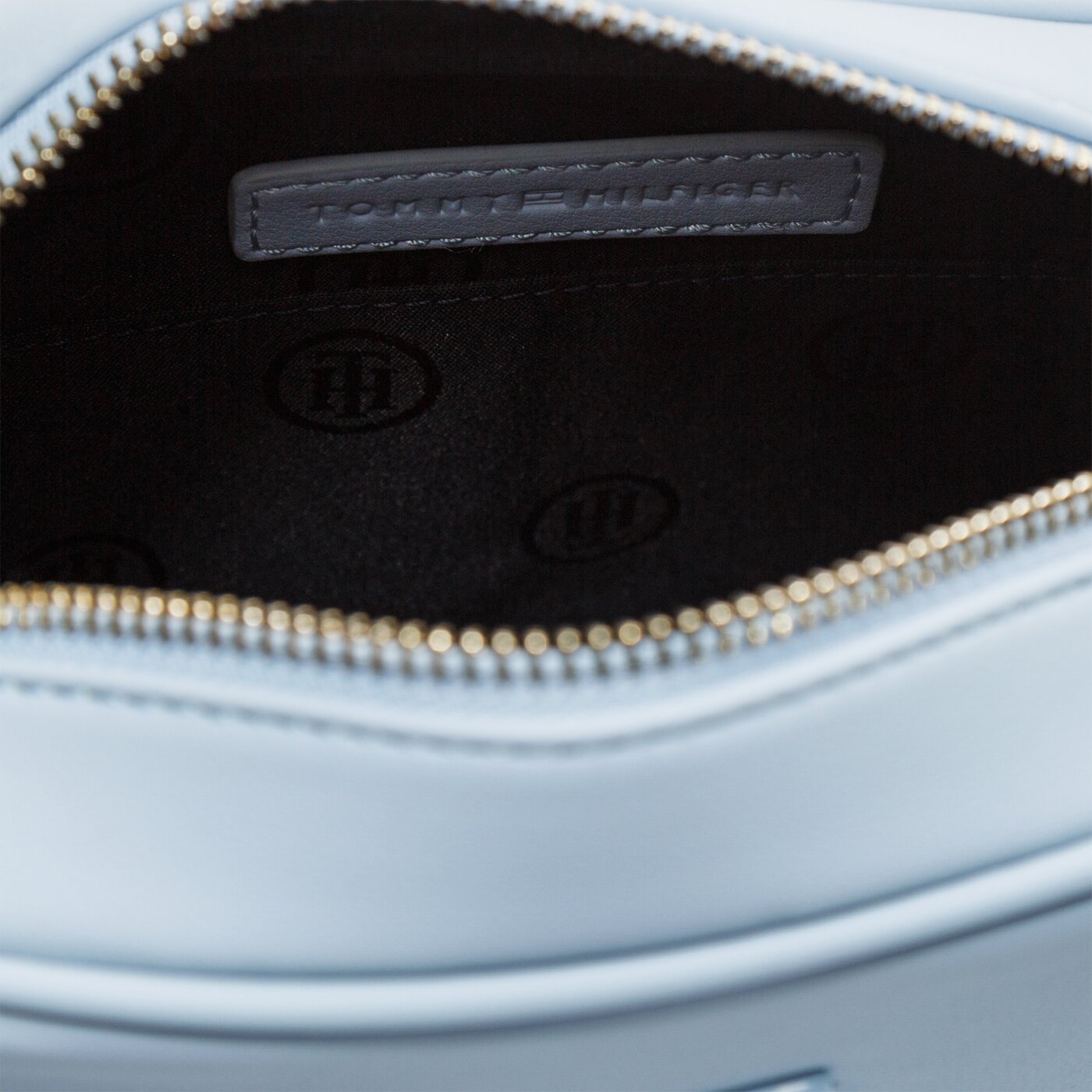 Damska torebka TOMMY HILFIGER TOREBKA CHIC CAMERA BAG aw0aw08224c1o kolor niebieski