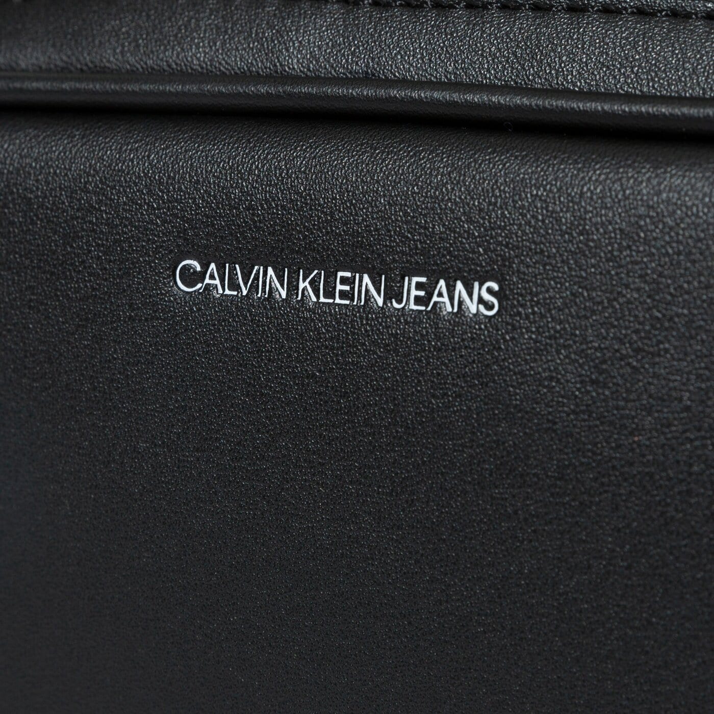 CALVIN KLEIN TOREBKA TRAPEZOID SHADOW CAMERA BAG kolor CZARNY
