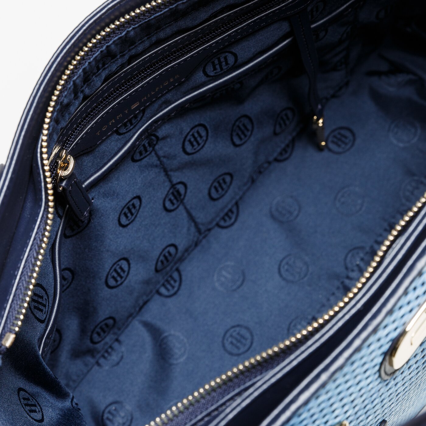 Damska torebka TOMMY HILFIGER TOREBKA TURN LO CK SATCHEL aw0aw04098906 kolor granatowy