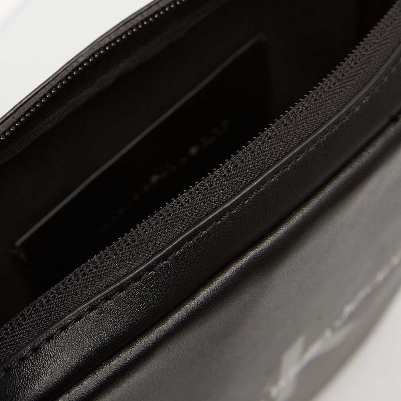 Damska torebka CALVIN KLEIN TOREBKA MONOGRAM SOFT REPORTER18 k50k512448beh kolor czarny