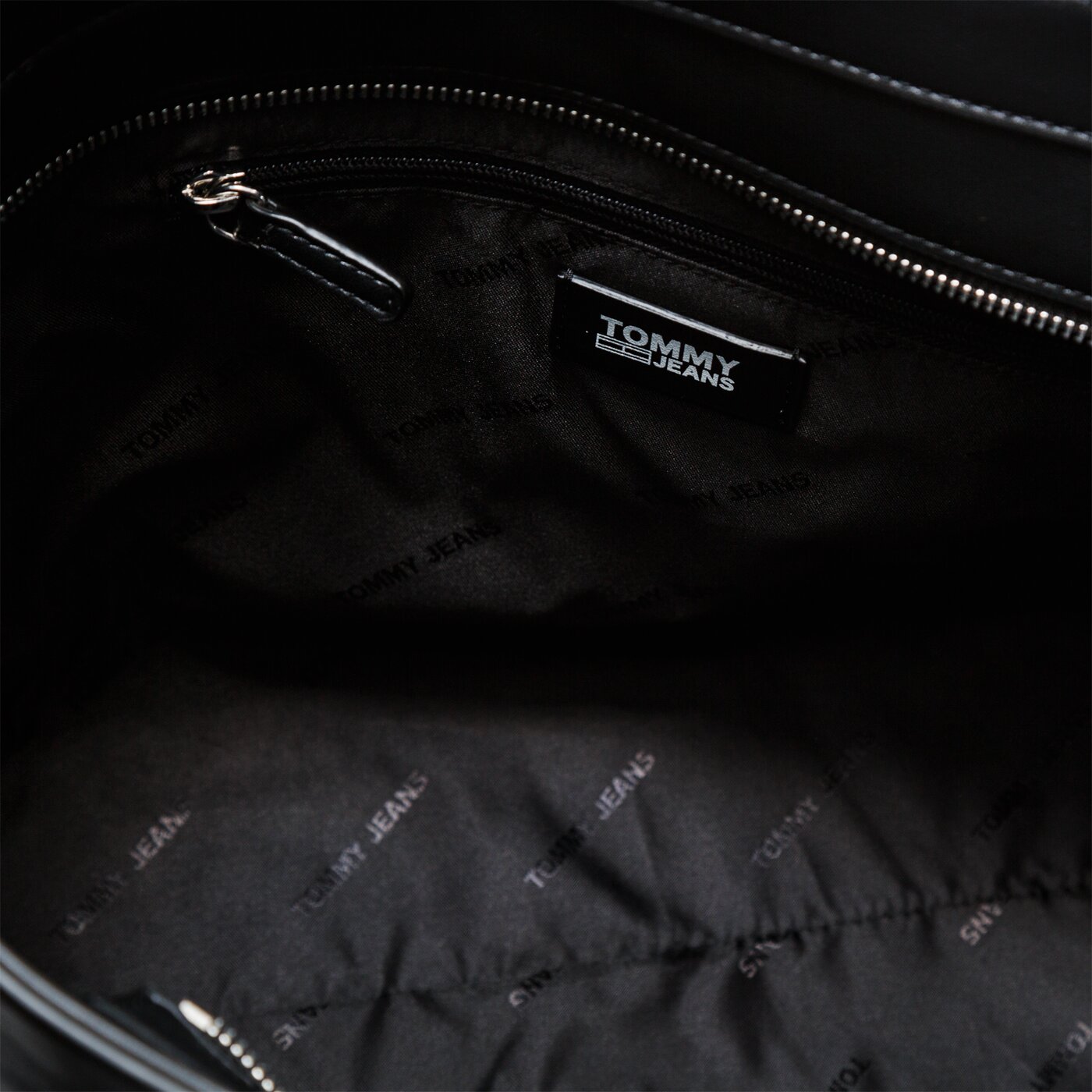 Damska torebka TOMMY HILFIGER TOREBKA FEMME E/W TOTE PU aw0aw080550f4 kolor czarny