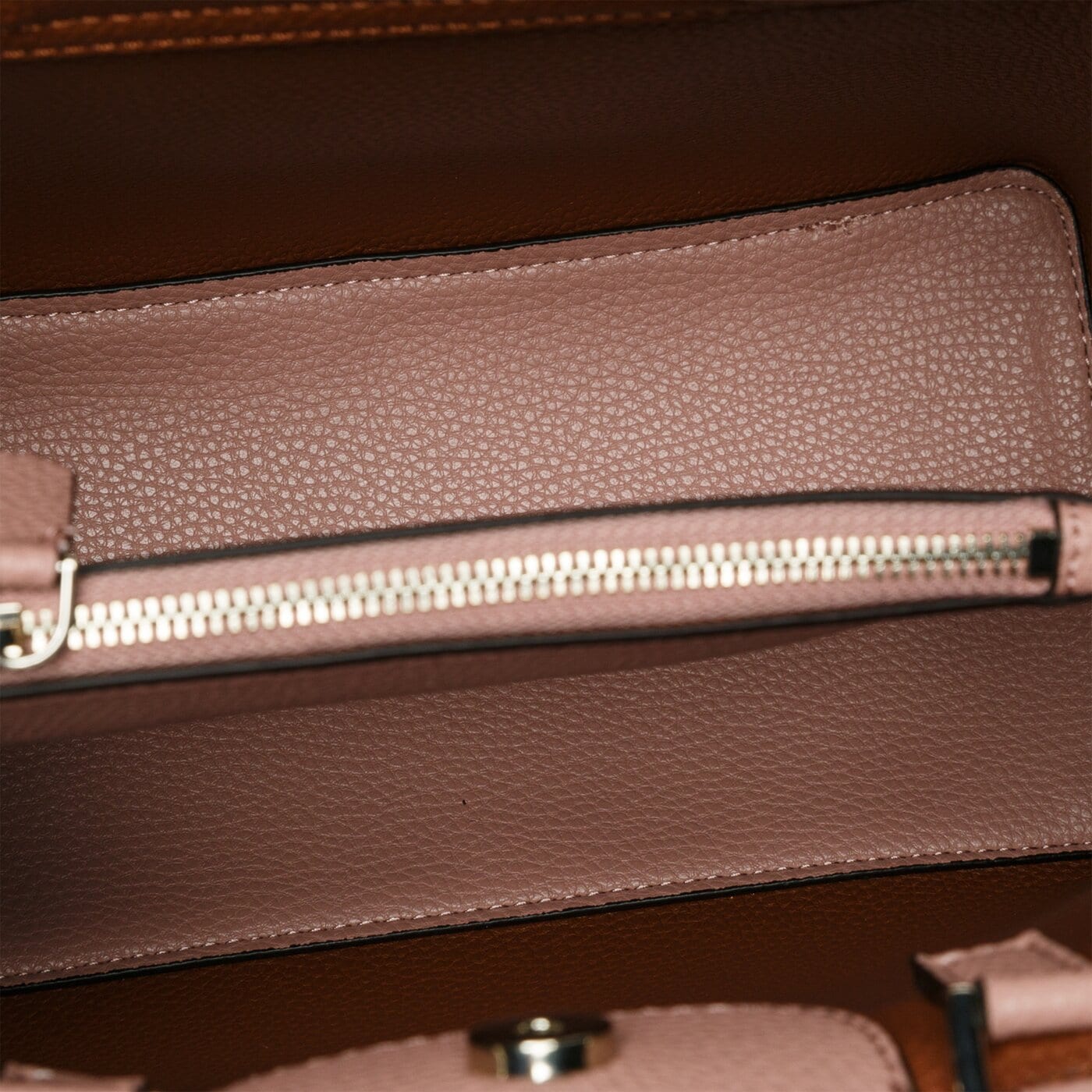 Damska torebka GUESS TOREBKA ARETHA GIRLFRIEND SATCHEL hwvg7439060rwo kolor różowy