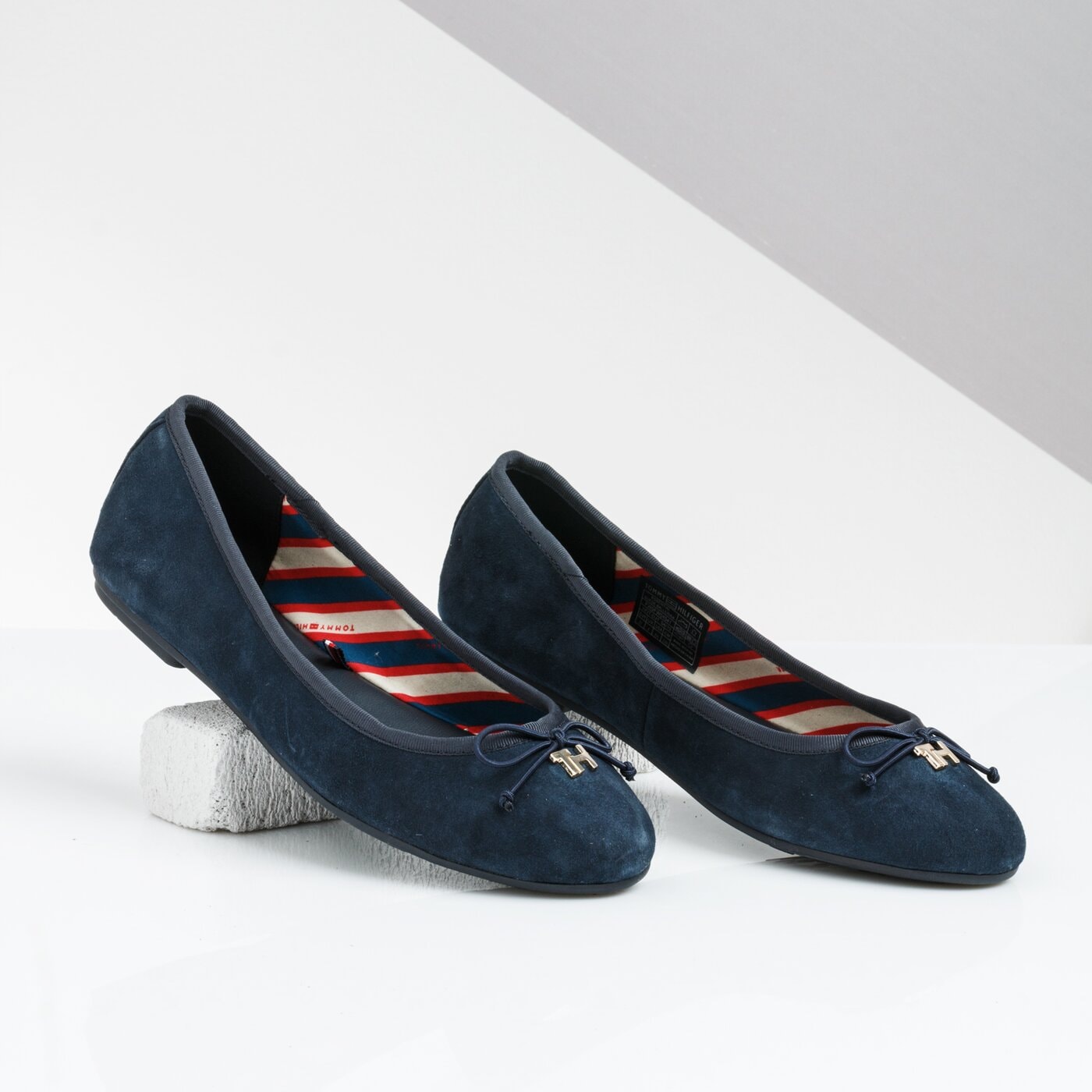 Damskie baleriny (buty) TOMMY HILFIGER ESSENTIAL SUEDE BALLERINA fw0fw04541cki kolor granatowy