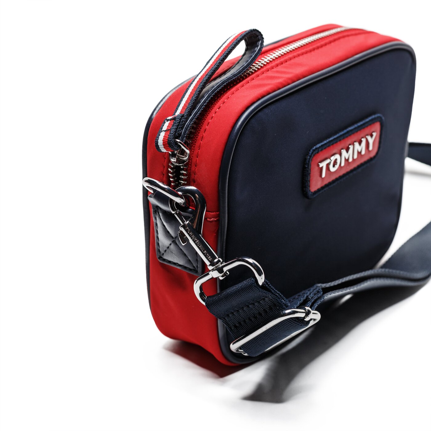 Damska torebka TOMMY HILFIGER TOREBKA VARSITY NLYON CROSSOVER aw0aw06296901 kolor granatowy