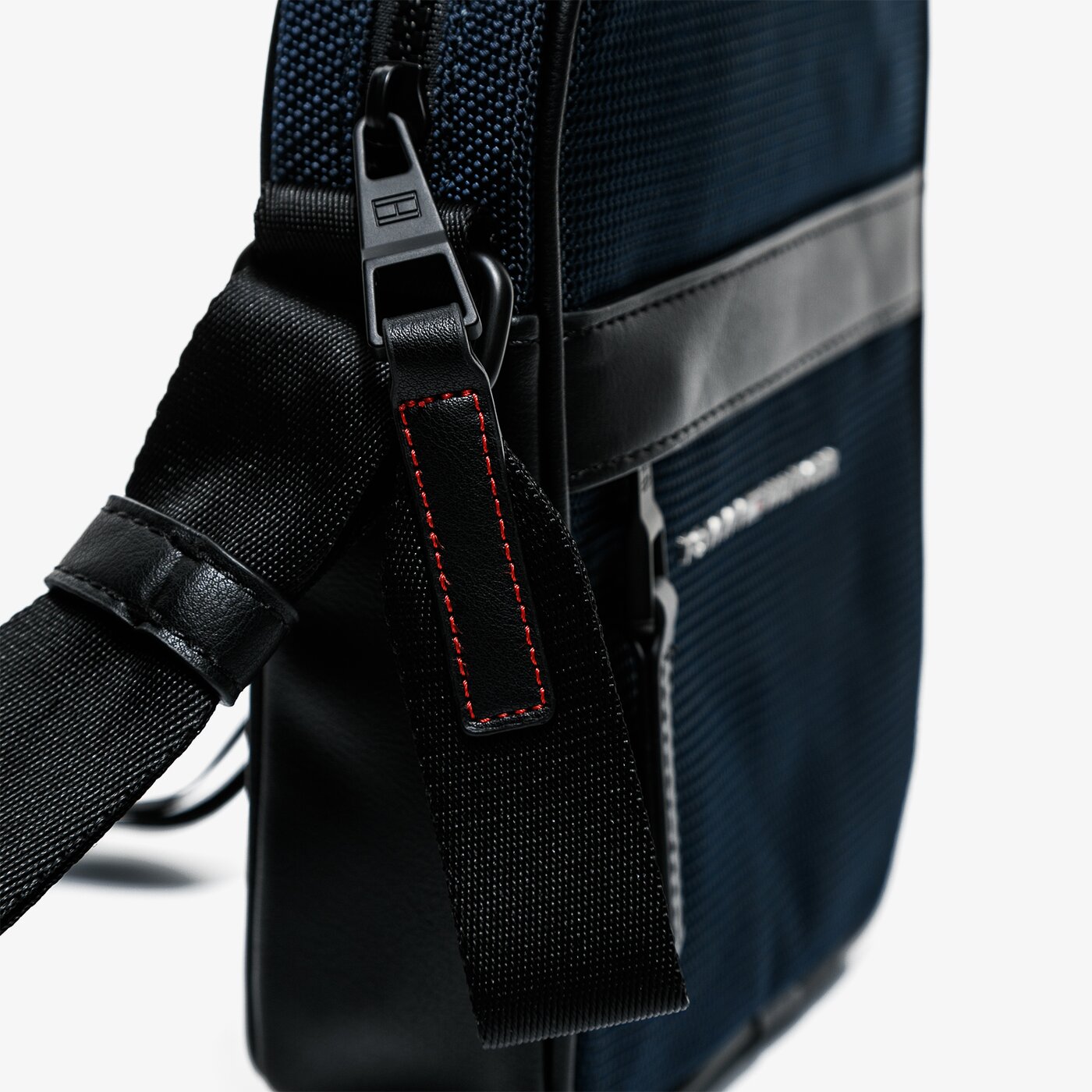 TOMMY HILFIGER TORBA ELEVATED NYLON MINI REPORTER am0am06472dw5 kolor granatowy