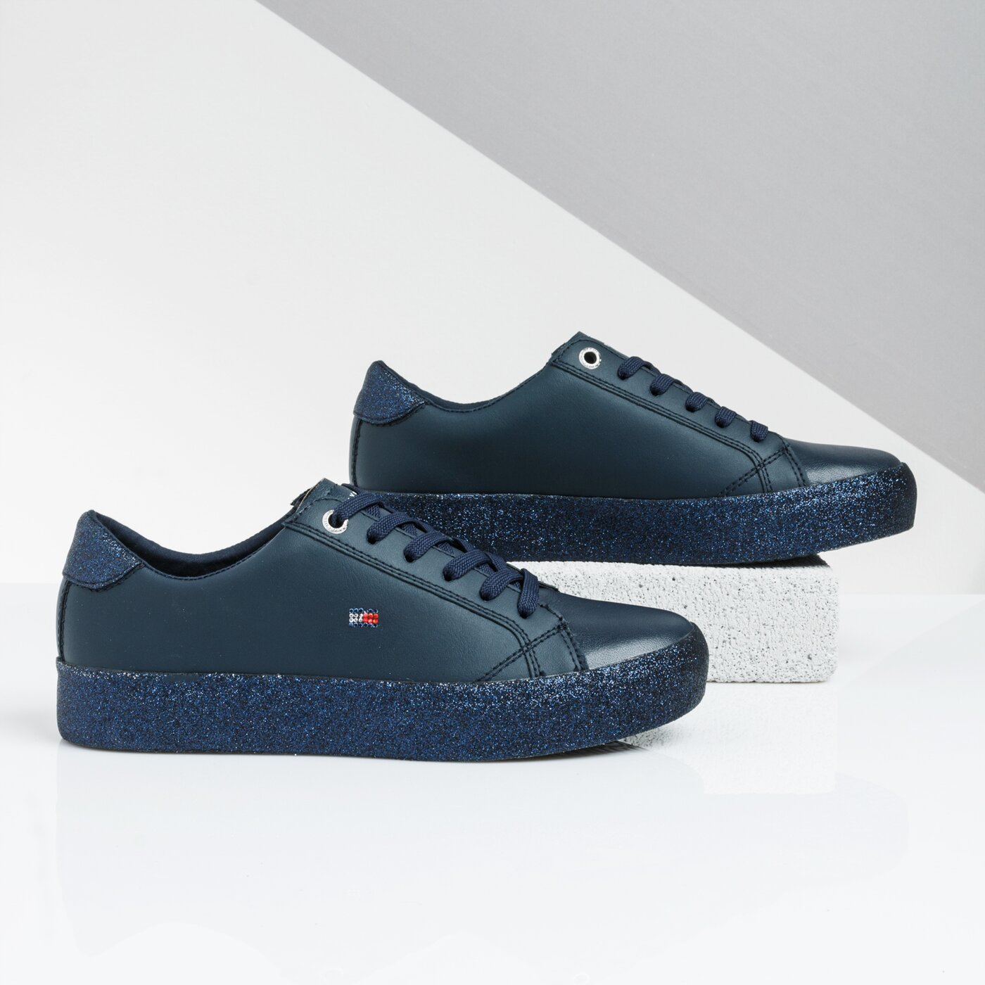 Damskie trampki TOMMY HILFIGER CORPORATE CRYSTAL DRESS SNEAKER fw0fw04296403 kolor granatowy
