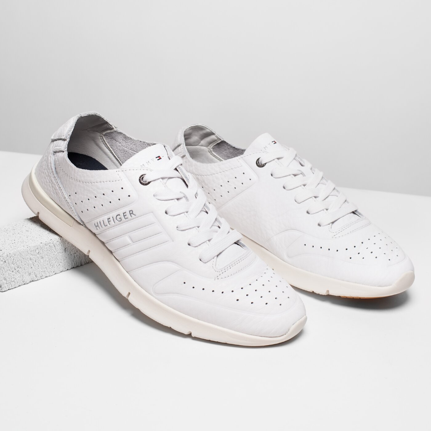 Męskie sneakersy (buty) TOMMY HILFIGER UNLINED TH LIGHT LEATHER RUNNER fm0fm01630100 kolor biały