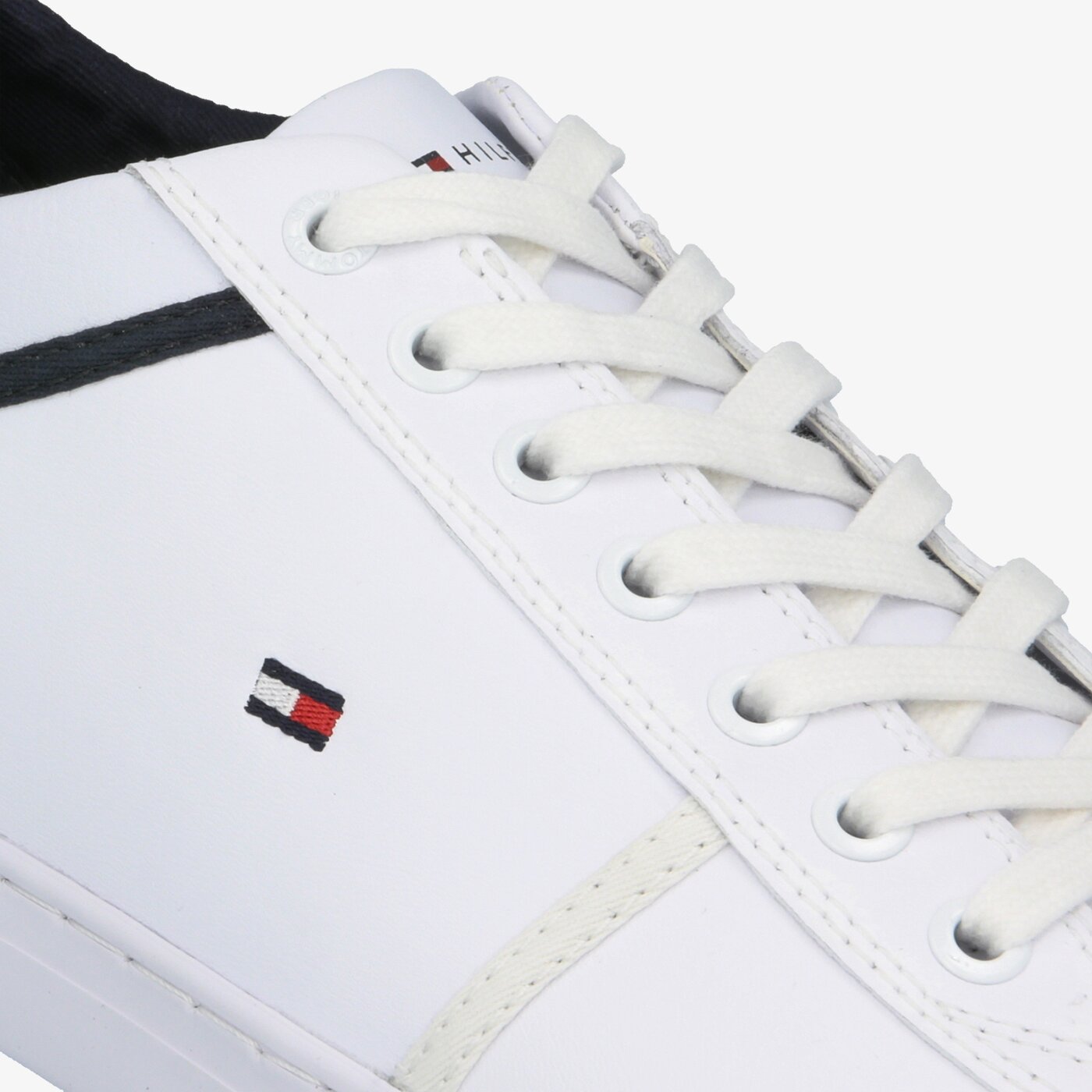 Męskie trampki TOMMY HILFIGER ESSENTIAL LEATHER SNEAKER fm0fm02681ybs kolor biały