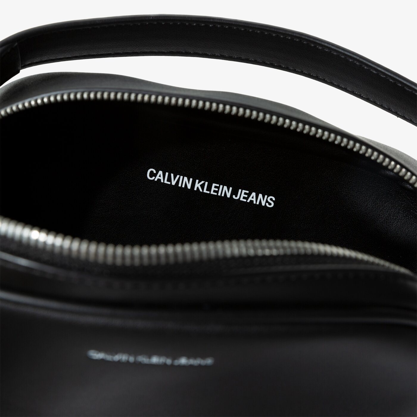 CALVIN KLEIN TOREBKA TRAPEZOID SHADOW CAMERA BAG kolor CZARNY