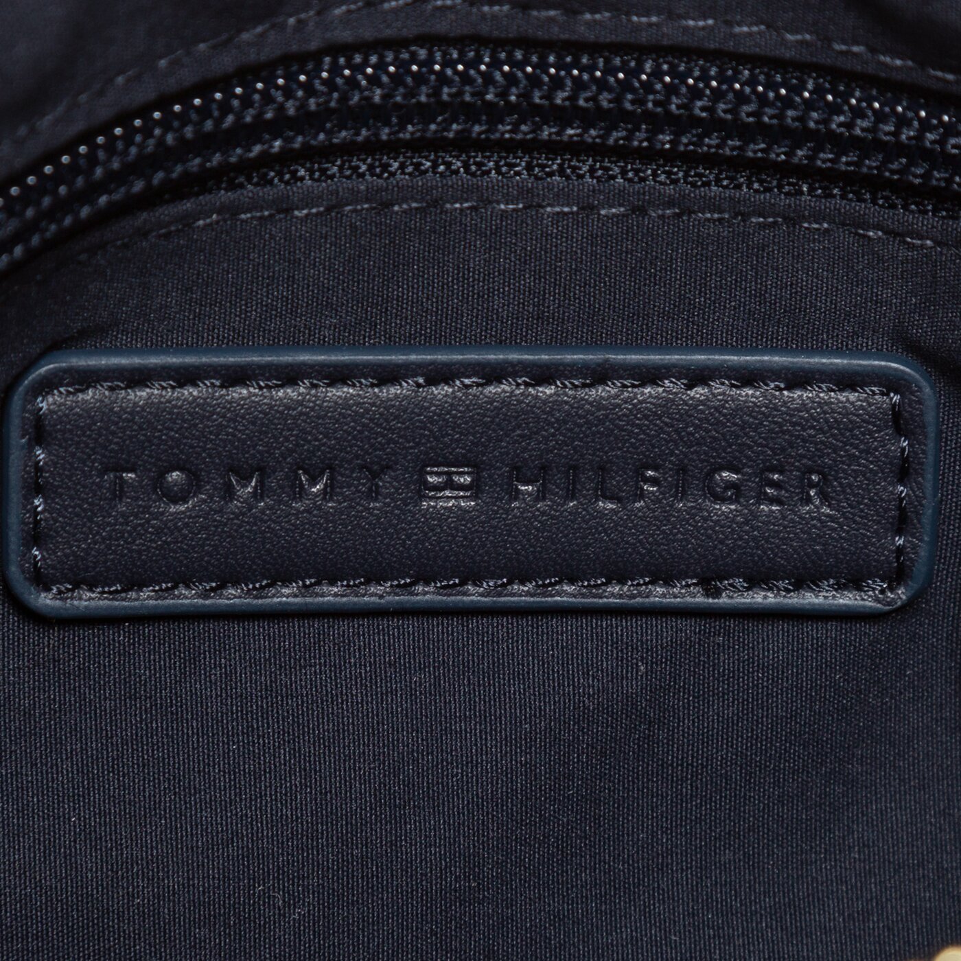 Damska torebka TOMMY HILFIGER TOREBKA TOMMY FRESH CAMERA BAG aw0aw102140gy kolor granatowy