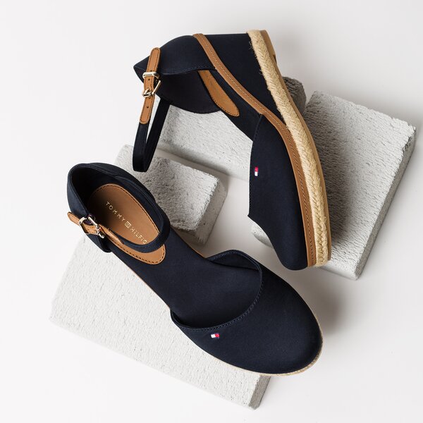Damskie sandały TOMMY HILFIGER ICONIC ELBA BASIC CLOSED TOE fw0fw02838403 kolor granatowy