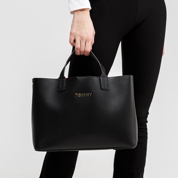 Damska torebka TOMMY HILFIGER TOREBKA ICONIC TOMMY SATCHEL aw0aw088120gj kolor czarny