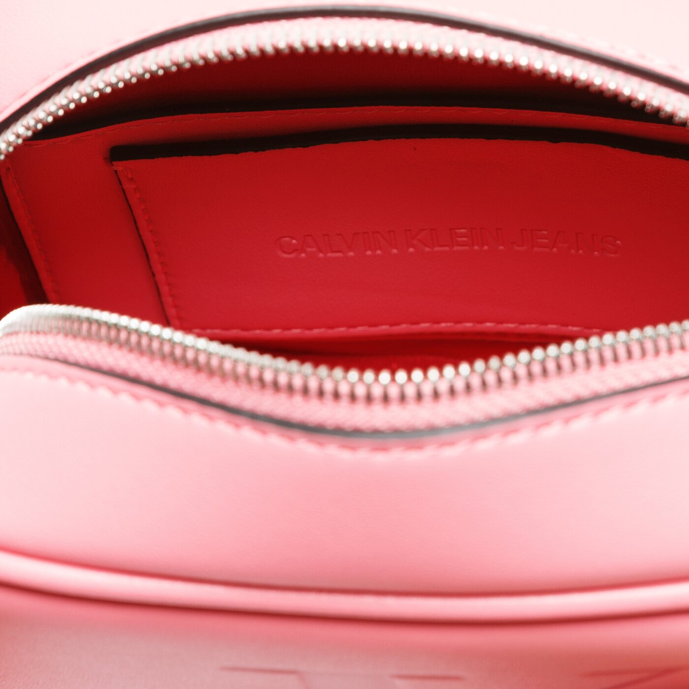 Damska torebka CALVIN KLEIN TOREBKA SCULPTED MONOGRAM CAMERA BAG k60k605524637 kolor różowy