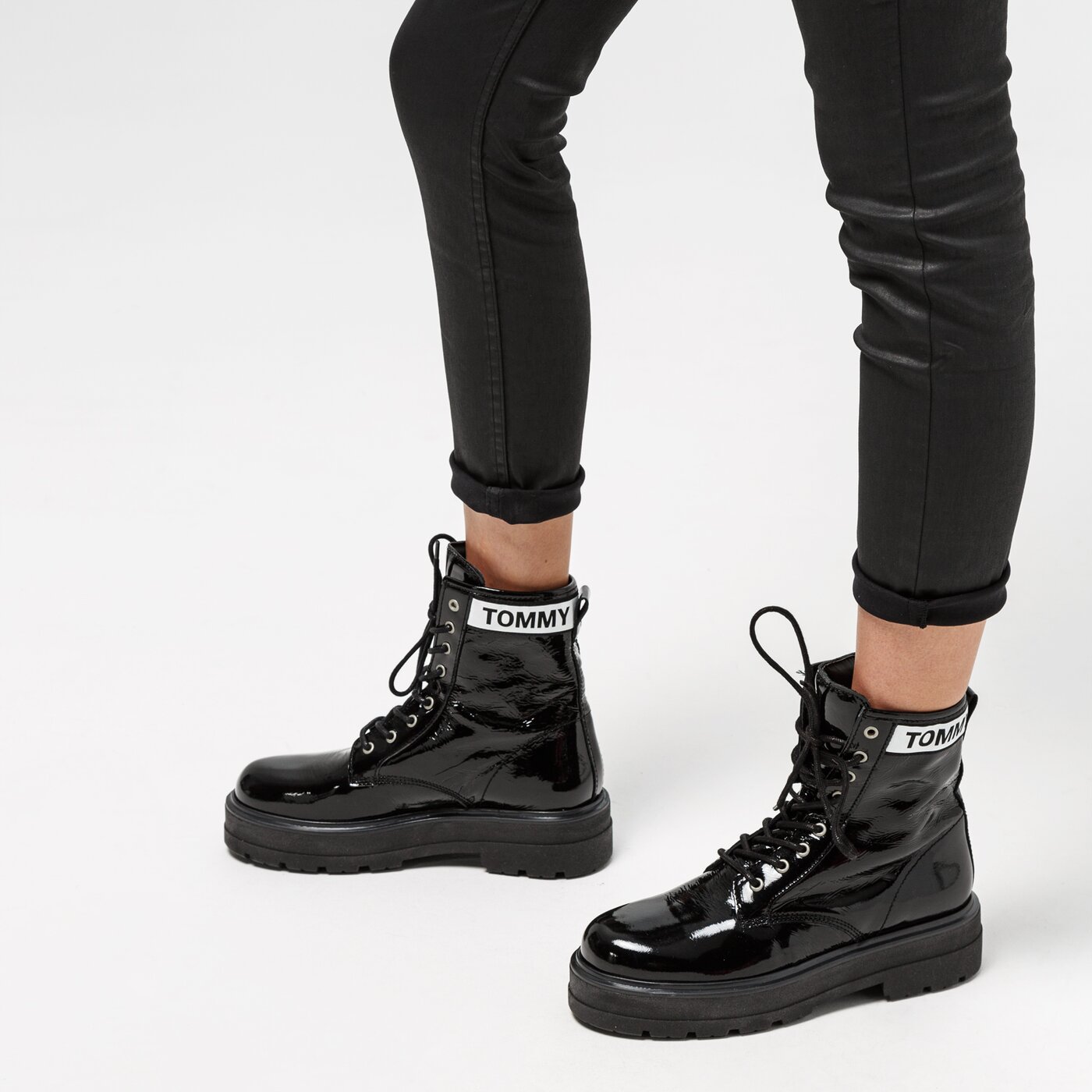 Damskie botki / sztyblety TOMMY HILFIGER PATENT LEATHER FLATFORM BOOT en0en00700bds kolor czarny