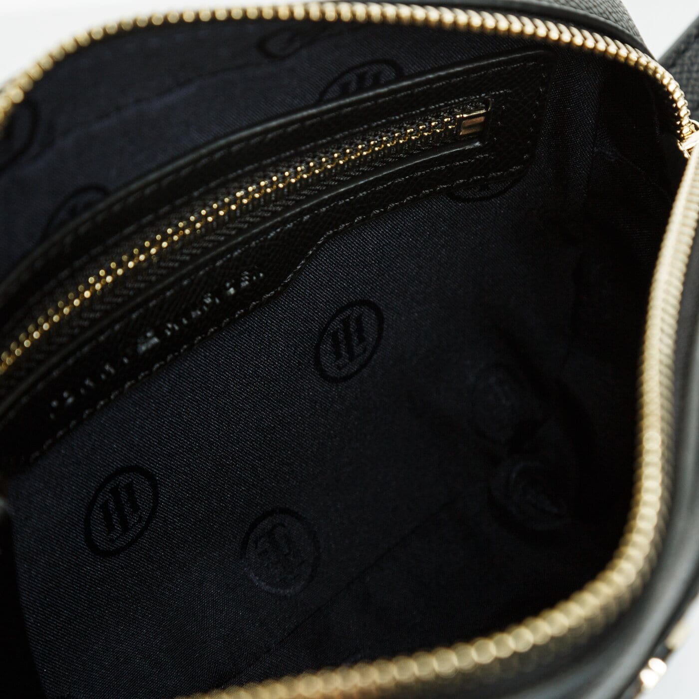 Damska torebka TOMMY HILFIGER TOREBKA HONEY CAMERA BAG aw0aw09666bds kolor czarny