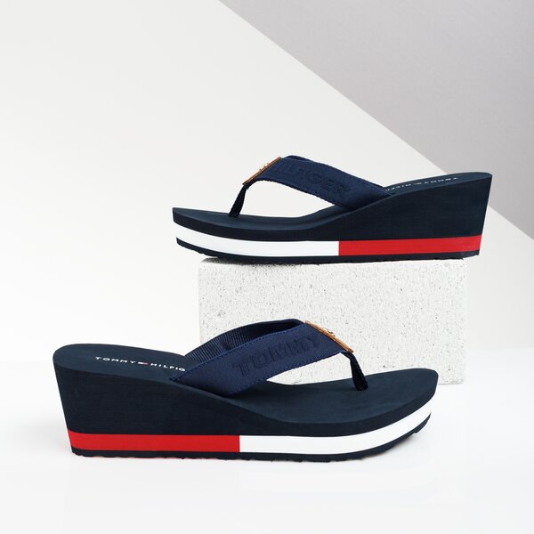 Damskie klapki TOMMY HILFIGER INT DALYA 17D FLAG WEDGE BEACH SANDAL fw0fw03863020 kolor granatowy