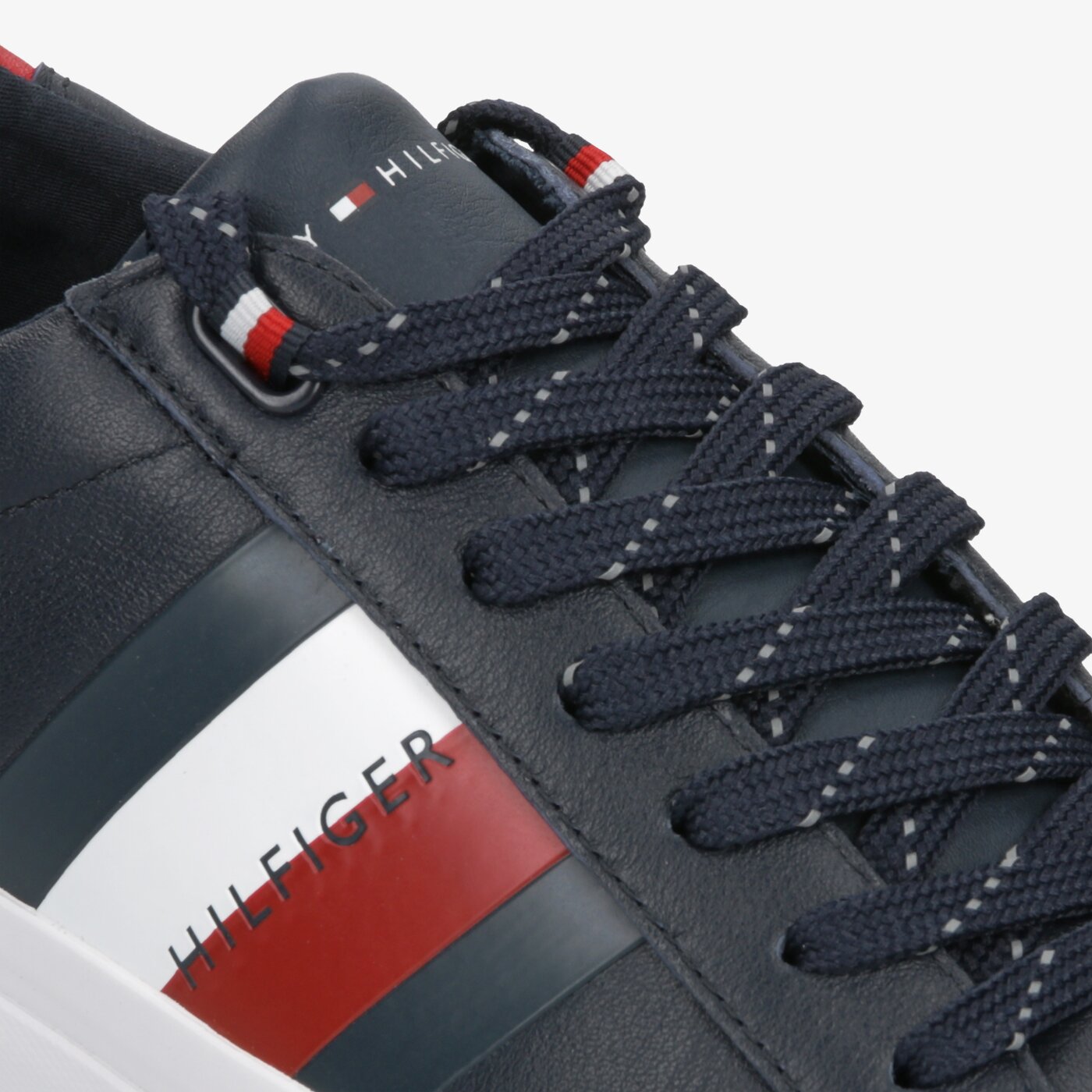 Męskie trampki TOMMY HILFIGER FLAG DETAIL LEATHER SNEAKER fm0fm02576cjm kolor granatowy