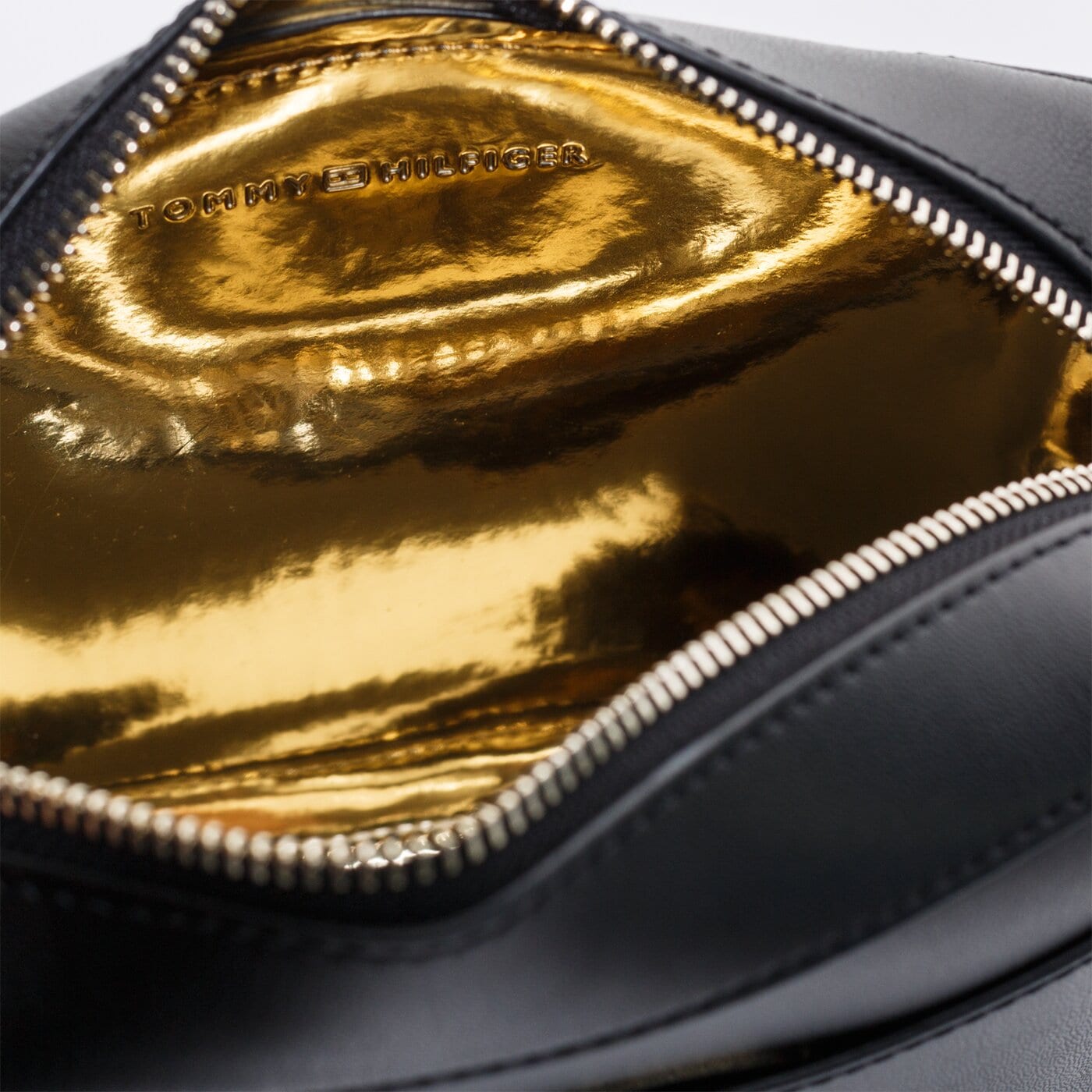 Damska torebka TOMMY HILFIGER TOREBKA ICONIC TOMMY CAMERA BAG aw0aw09047bbu kolor czarny