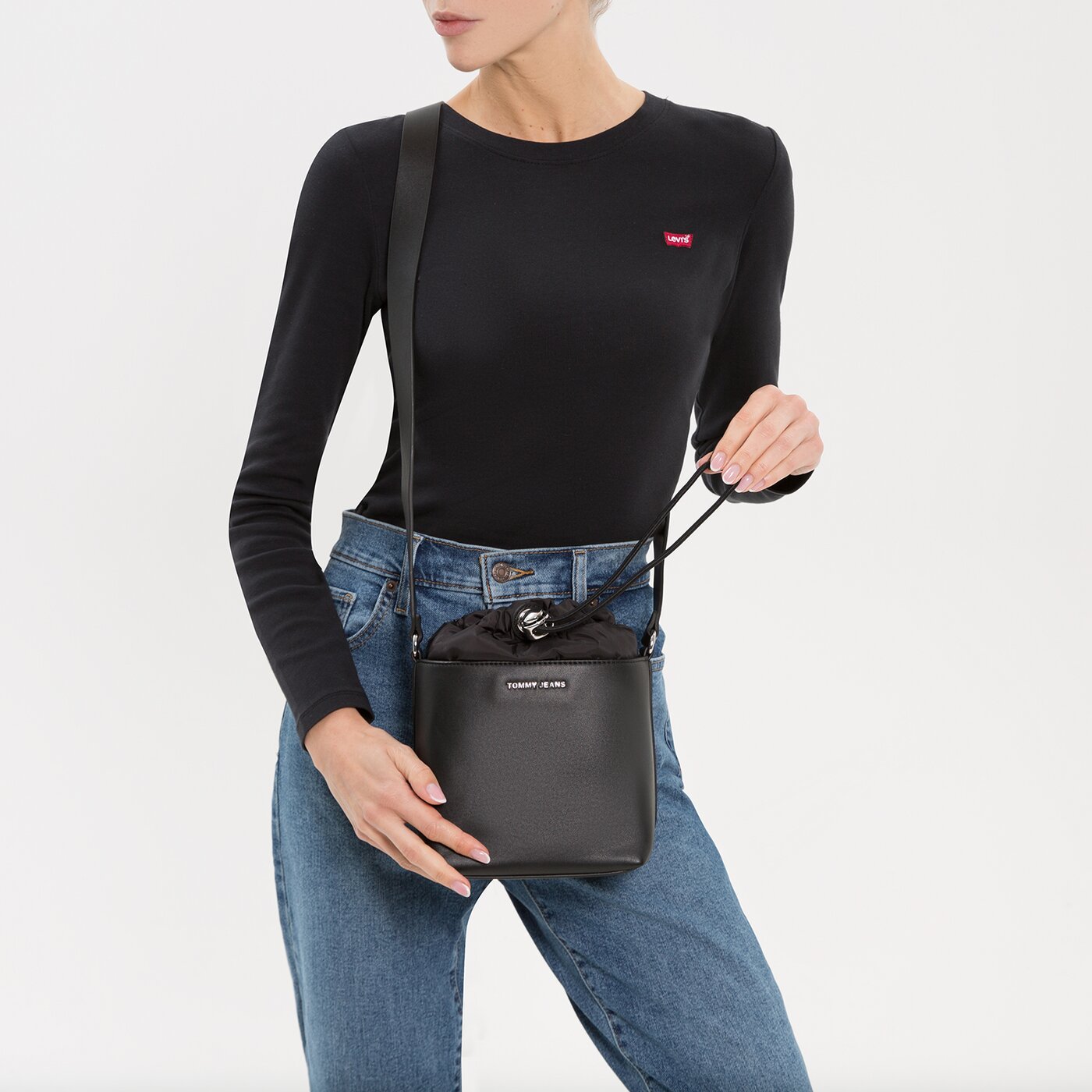 TOMMY HILFIGER TOREBKA TJW ACADEMIA BUCKET BAG kolor CZARNY