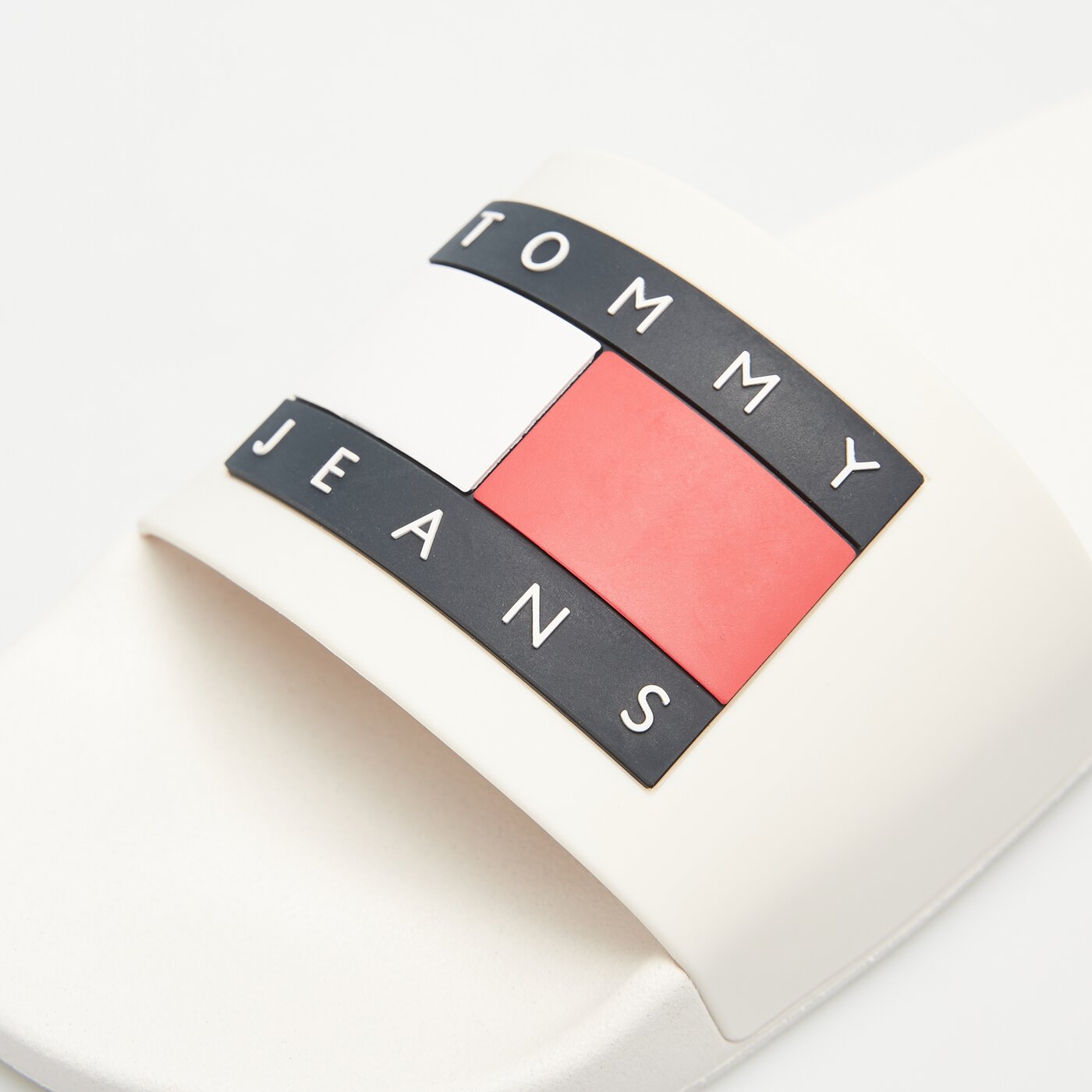 Damskie klapki TOMMY HILFIGER TOMMY JEANS FLAG POOL SLIDE ESS en0en02115tcr kolor biały