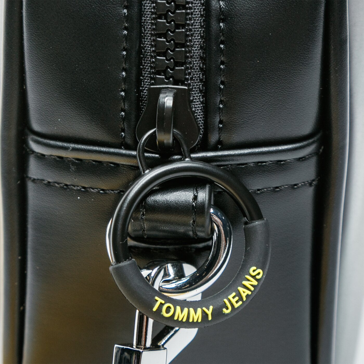 Damska torebka TOMMY HILFIGER TOREBKA TJW NEW GEN CROSSOVER aw0aw08566bds kolor czarny